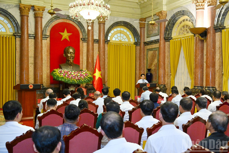 国家主席梁强会见全国传统手工艺村的优秀艺人代表。