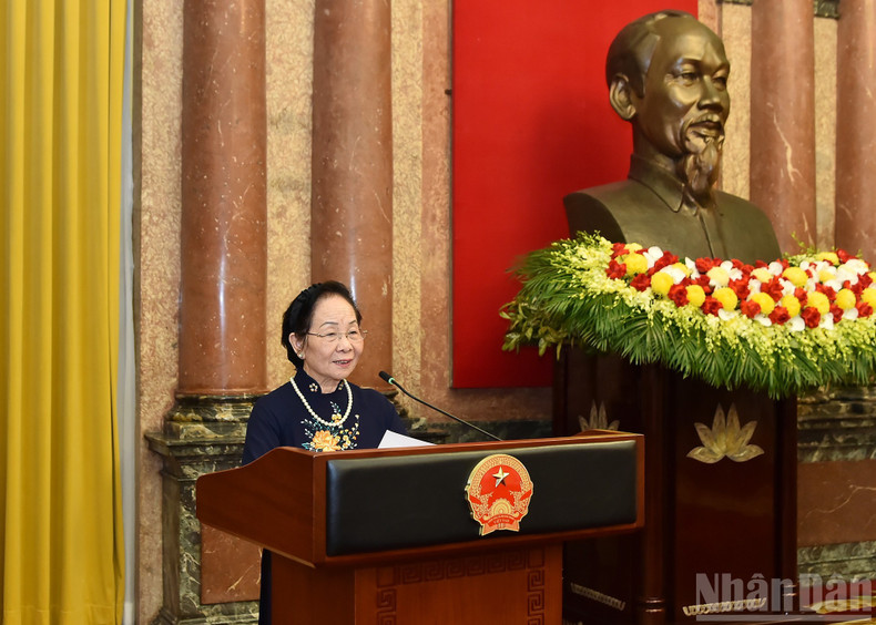 前国家副主席、越南助学协会主席阮氏缘在会上发表讲话。 前国家副主席、越南助学协会主席阮氏缘在会上发表讲话。
