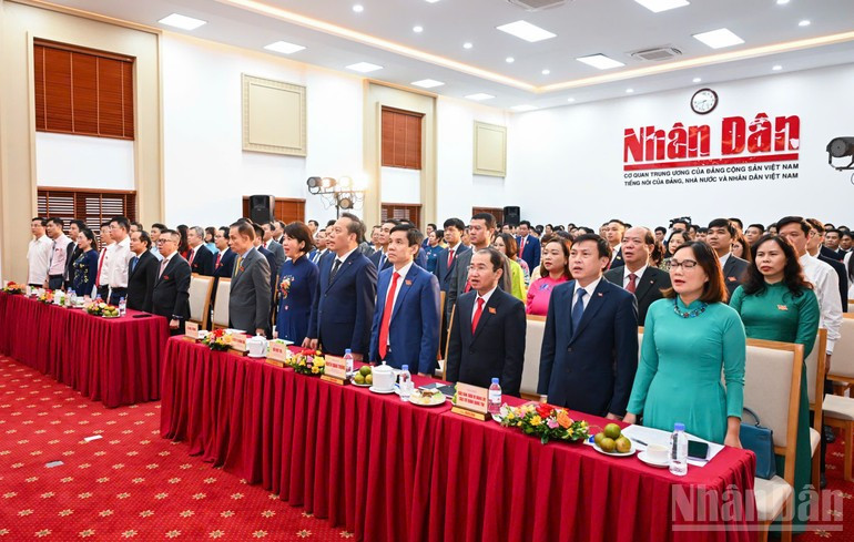 与会代表向国旗敬礼。(成达 摄) 02-4473.jpg