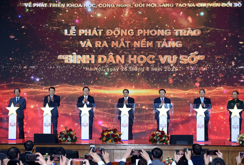 政府总理范明正和各位代表举行了“平民数字教育”运动启动仪式和“平民数字教育”网站亮相仪式。(陈海 摄) a-22-dsc-7055.jpg
