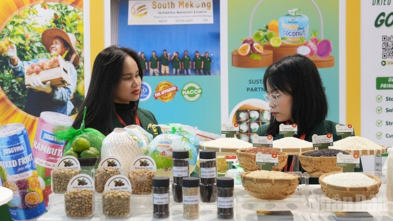 越南参展企业今年带来了多种主力农产品,如大米、咖啡、腰果、胡椒、糖果、各类新鲜水果以及多种水果深加工产品和其他有机食品。 02.jpg