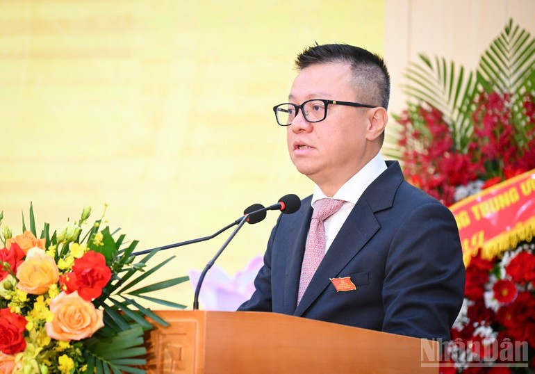 越共中央委员、中央直属机关党委常委会委员、《人民报》社党委书记、《人民报》社总编辑、中央宣教与民运部副部长、越南新闻工作者协会主席黎国明在会上发表讲话。(成达 摄) 03-15.jpg