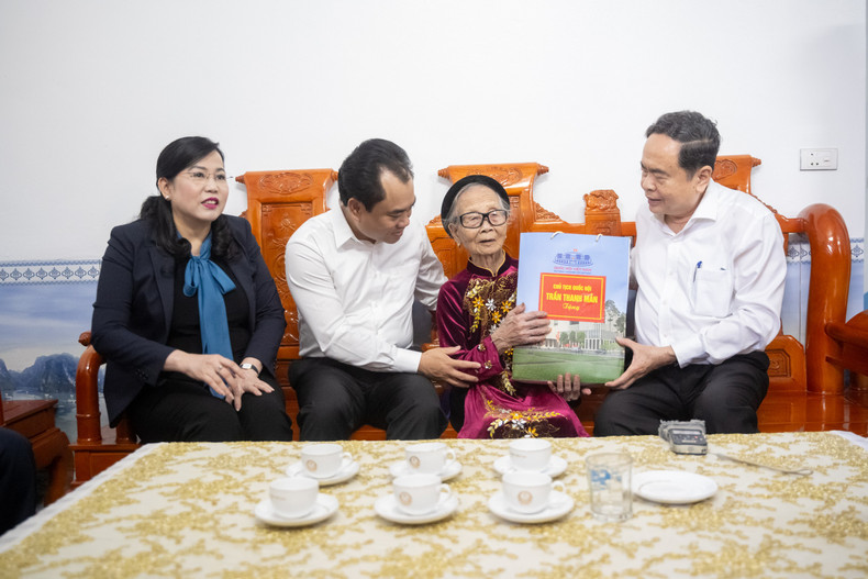 国会主席陈青敏一行探望慰问越南英雄母亲谢氏陈 04.jpg