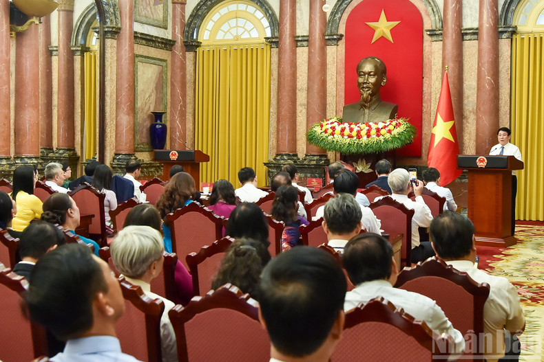 此次活动在主席府举行。 此次活动在主席府举行。