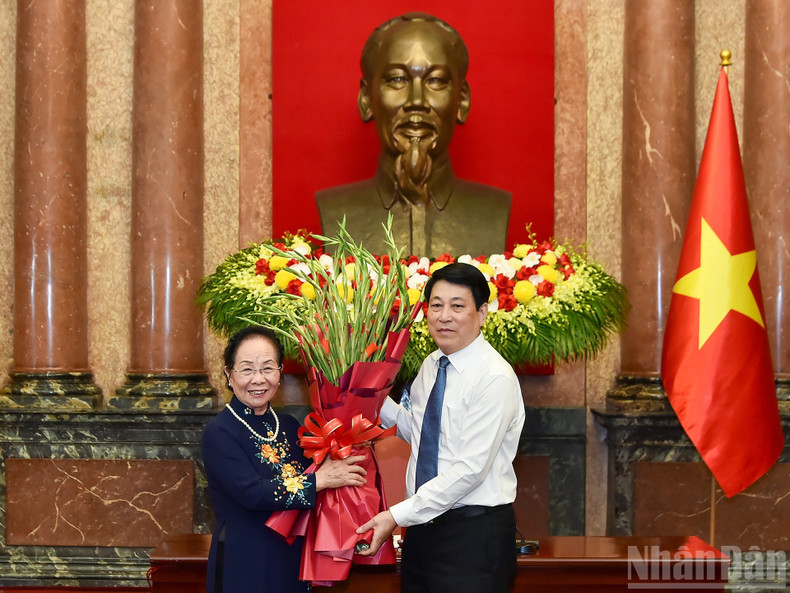前国家副主席、越南助学协会主席阮氏缘向国家主席梁强送鲜花。 前国家副主席、越南助学协会主席阮氏缘向国家主席梁强送鲜花。