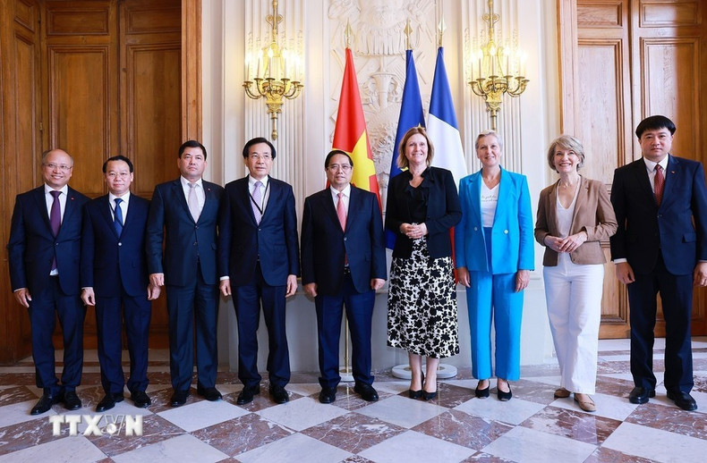 越南政府总理范明正和法国国民议会议长娅埃尔·布朗·皮韦及双方代表团成员。 01-3630.jpg