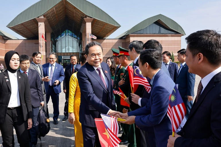 马来西亚国会上议院议长阿旺比米(Dato Awang Bemee Awang Ali Basah)欢送国会主席陈青敏携夫人。 03-3876.jpg