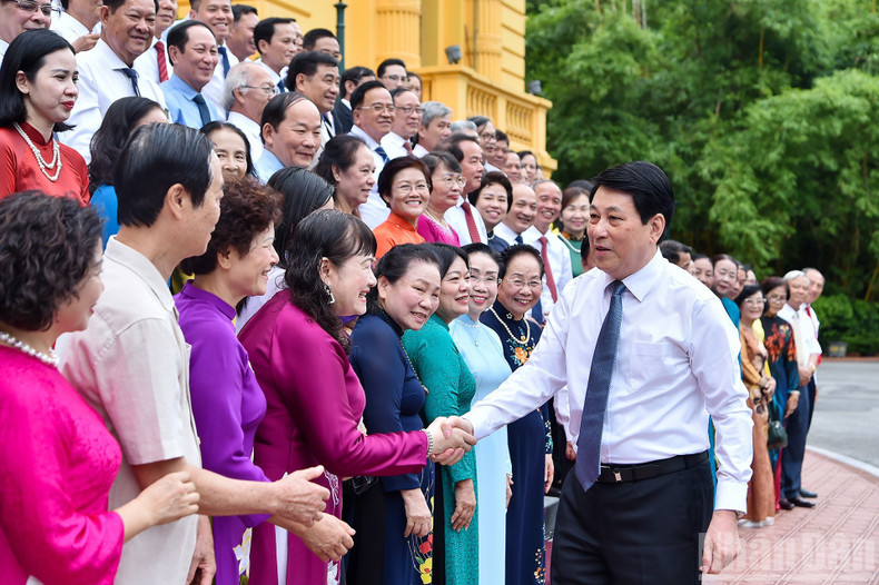 梁强主席和与会代表。 梁强主席和与会代表。