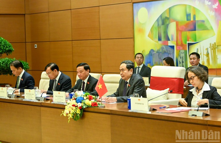 国会主席陈青敏和越南国会代表出席与俄罗斯联邦国家杜马主席沃洛金的小范围会晤。(维灵摄) 03-4207.jpg