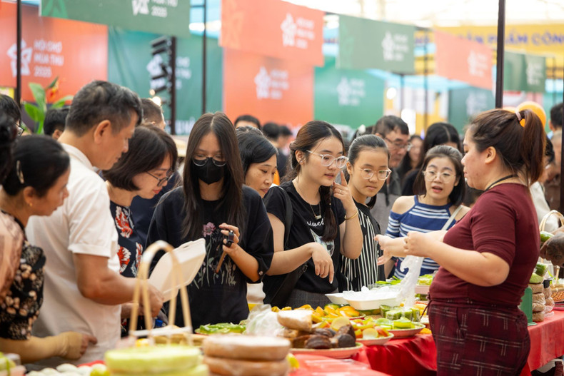 2025年首届秋季博览会:首日现场热闹非凡。(金蓉 摄) 02.jpg