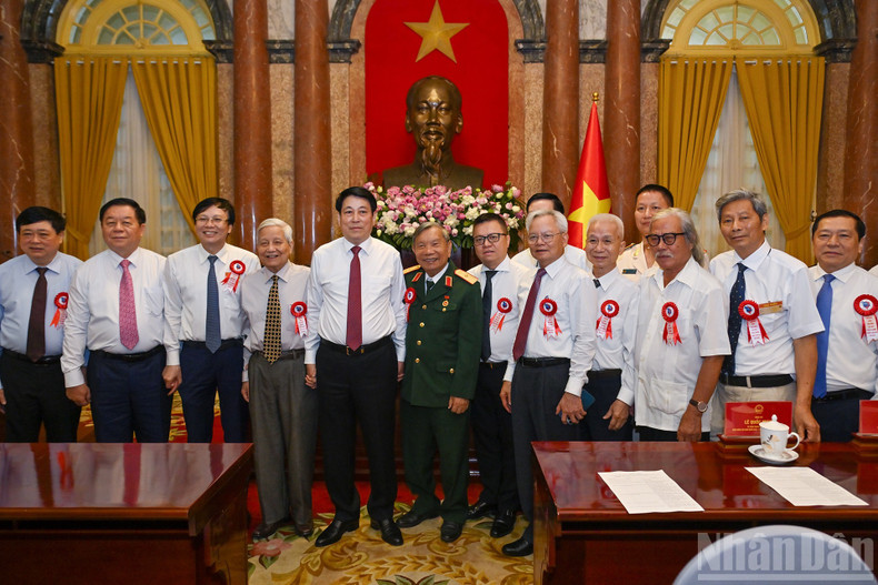 国家主席梁强和各位代表。 16.jpg