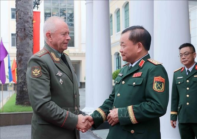 越南国防部副部长黄春战上将与俄罗斯国防部副部长亚历山大·瓦西里耶维奇·福明上将。 01-3850.jpg