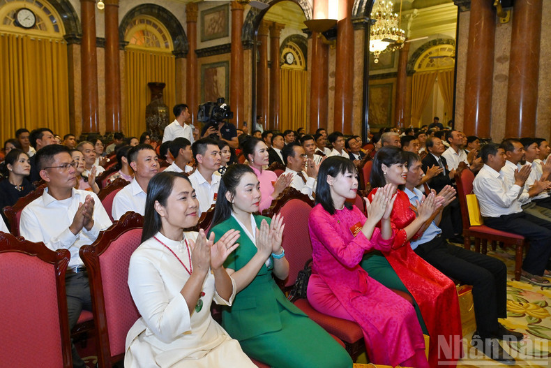 来自全国5400多个传统手工艺村的优秀艺人代表一同出席。