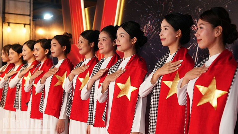 在胡志明市的电影首映式上,许多年轻朋友举着金星红旗。 03.jpg