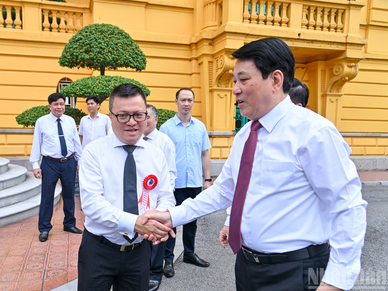 国家主席梁强和与会代表。 2-4154.jpg