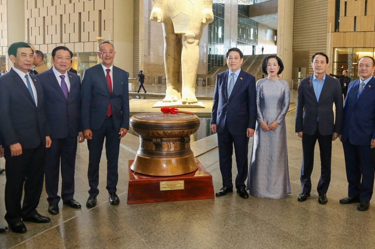 梁强主席向大埃及博物馆赠送了一件越南文化象征之一——玉缕铜鼓。 02-8264.jpg