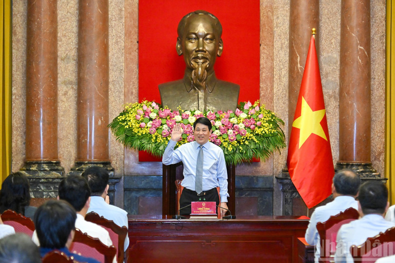 国家主席梁强会见全国传统手工艺村的优秀艺人代表。