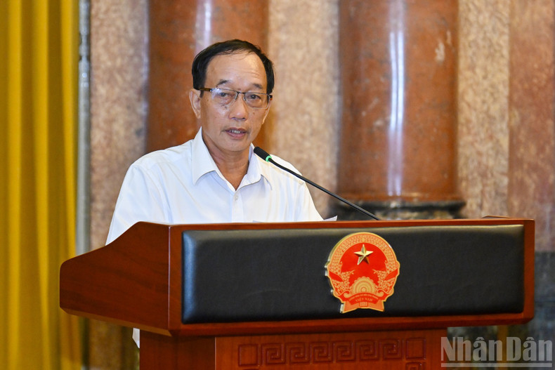 广南传统手工艺村协会主席、人民艺人阮文接在见面会上发表讲话。