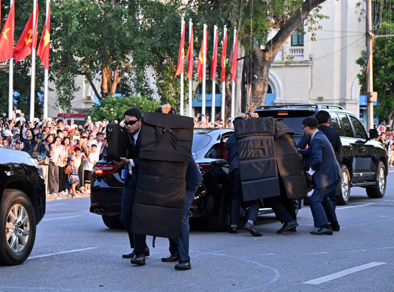 越南警卫司令部警卫战士的技术演示和业务技能上演。 12.jpg