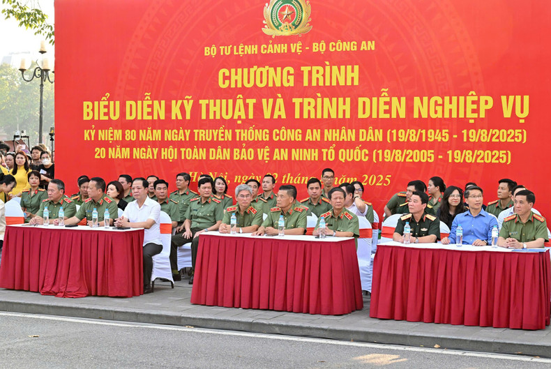 警卫司令部党委书记、司令范青雄少将,警卫司令部副司令,警卫司令部前领导等代表一同出席。 01.jpg