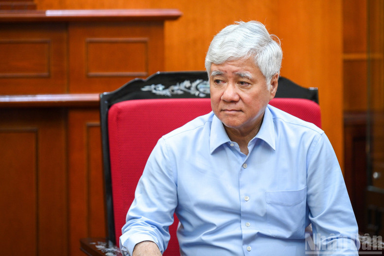 越共中央政治局委员、中央书记处书记、越南祖国阵线中央委员会主席杜文战对《人民报》社携手帮助灾民克服自然灾害后果表示感谢。他强调,各单位的捐款和援助都将得到有效监督和使用,帮助受灾地区人民早日渡过难关,稳定生活。 03-2852.jpg