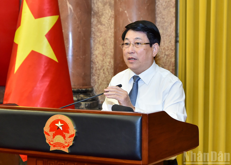 国家主席梁强在会上发表讲话。 国家主席梁强在会上发表讲话。