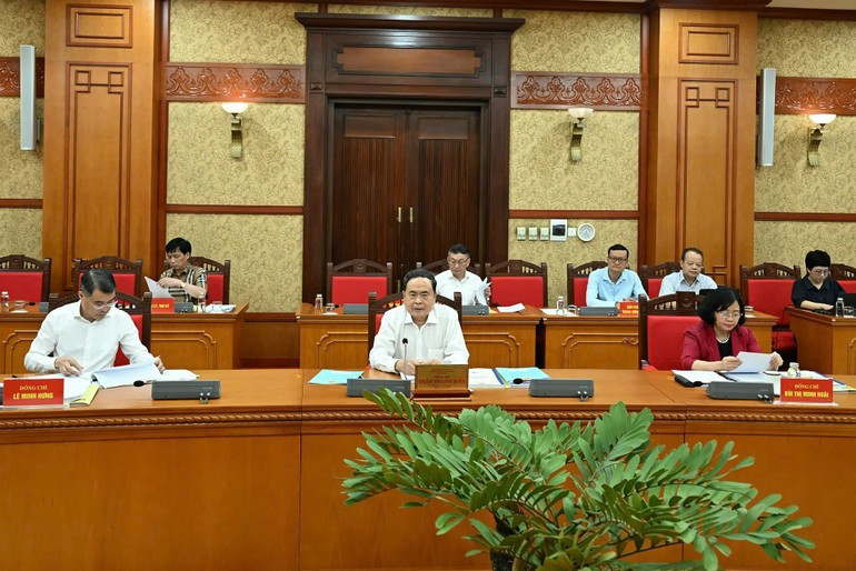 国会主席陈青敏与广治省委常委会举行工作会议。(维灵 摄) 03-5410.jpg