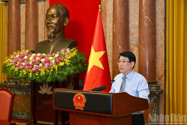 国家主席梁强在见面会上发表讲话。