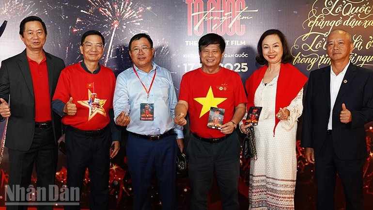 出席音乐会电影《祖国在我心中》特别放映会的诸位代表。 02.jpg