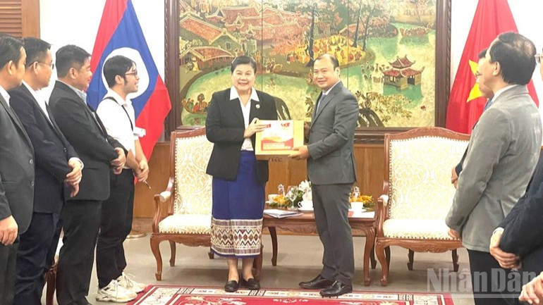 老挝人民革命党中央宣训部代表团在越南文化体育旅游部总部举行工作会议。 03.jpg