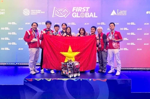 越南学生在机器人全球挑战赛中荣获银牌。