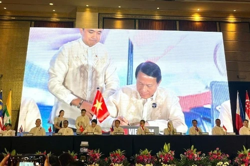 越南公安部部长梁三光出席会议。