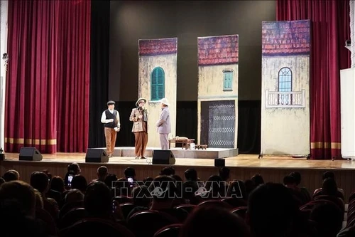 话剧《第七十二封信》在俄罗斯首都莫斯科的金融大学大礼堂上演。（图片来源：越通社）