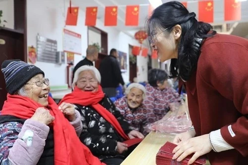 人口老龄化不仅导致劳动力短缺的问题,还对维持养老金制度以及老年人医疗照护服务提出严峻挑战。(图片来源:人民日报)