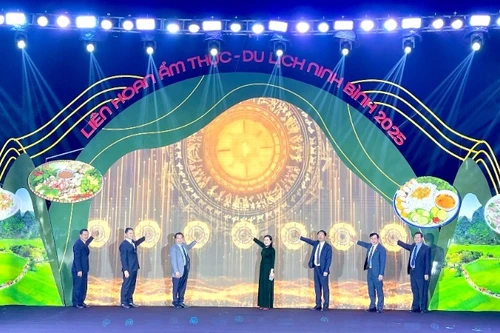 各位代表按下按钮，标志着2025年宁平省旅游美食节正式开幕。