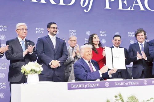 2026年1月22日，美国总统唐纳德·特朗普在瑞士达沃斯主持了和平委员会宪章的签署仪式。（图片来源：GETTY IMAGES）