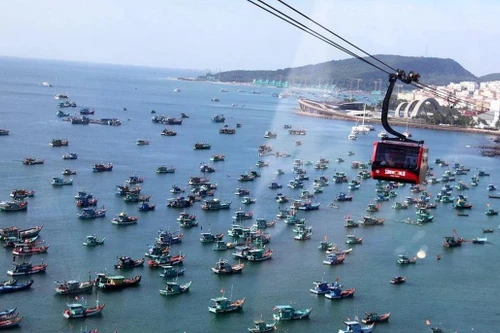 位于安江省富国岛经济特区的世界最长跨海缆车——菠萝缆车。（图片：越通社）