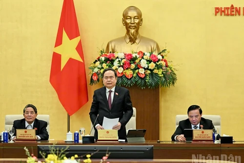 国会主席陈青敏主持会议并致开幕词。