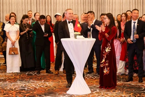 越南驻西澳大利亚州首府珀斯总领事阮清河、西澳大利亚州州长罗杰·库克以及各位嘉宾出席招待会。（图片来源：越通社）