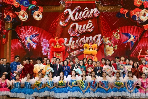 国家主席梁强和夫人阮氏明月与各位代表和参加演出的艺术家在2026 年“家乡之春”活动上合影。