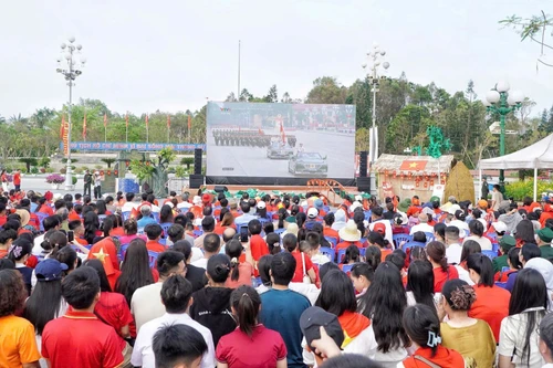 义安省民众通过在胡志明广场设置的大型LED屏幕,密切关注庆典盛况。