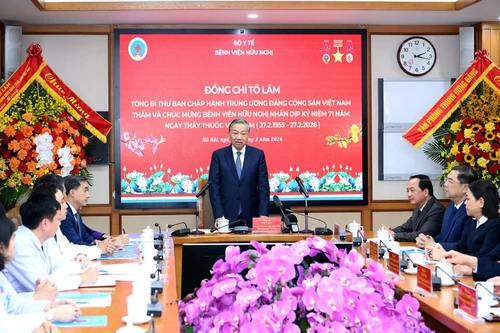 苏林总书记看望河内友谊医院并向该院干部、医生和医务人员致以节日祝贺。（登科 摄）