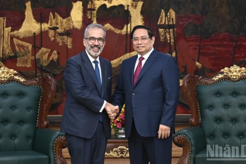 范明正总理会见葡萄牙国务部长兼外交部长保罗·兰热尔。（陈海 摄）