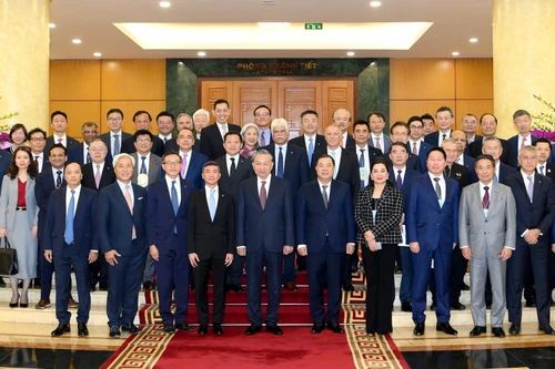 苏林总书记和多家大型国际集团和企业领导人合影。