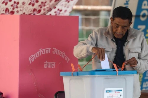 2026年3月5日，一名男人在尼泊尔加德满都的投票站参加选举投票。（图片来源：新华社）