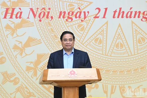 范明正总理在会议上上发表讲话。