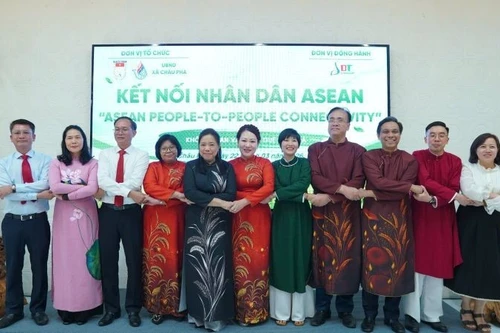 东盟各国驻胡志明市总领事代表和当地政府领导合影留念。