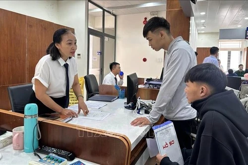 为民众办理手续。（图片来源：越通社）