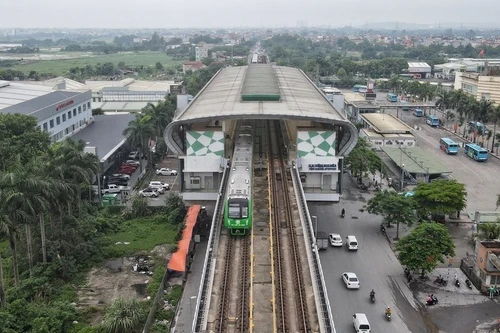 丙午年春节河内市提供免费公共交通服务。（图片来源：越通社）