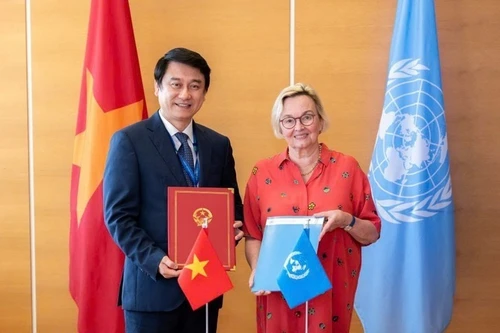 2025年7月，越南外交部副部长黎英俊与UNCITRAL秘书长安娜·茹班-布雷特共同签署《越南外交部与联合国国际贸易法委员会2025-2031年合作谅解备忘录》。（图片来源：越通社）